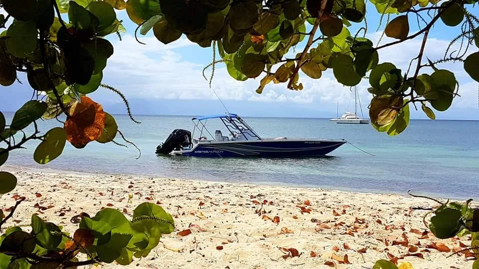 Bateau au mouillage devant une plage de Guadeloupe