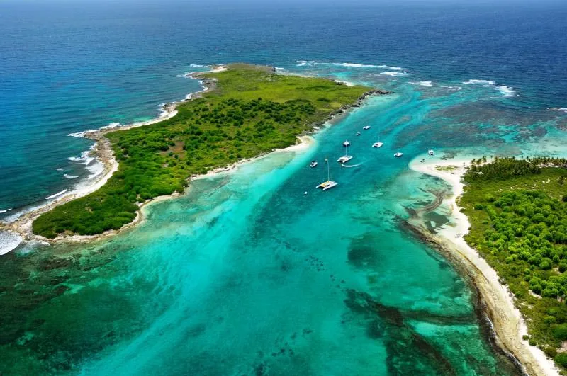 Vue aérienne des îlets de Petite Terre et de leur lagon turquoise